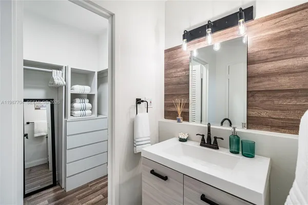 $2,400 | 100 Lincoln Road, Unit 901, Miami Beach, FL 33139