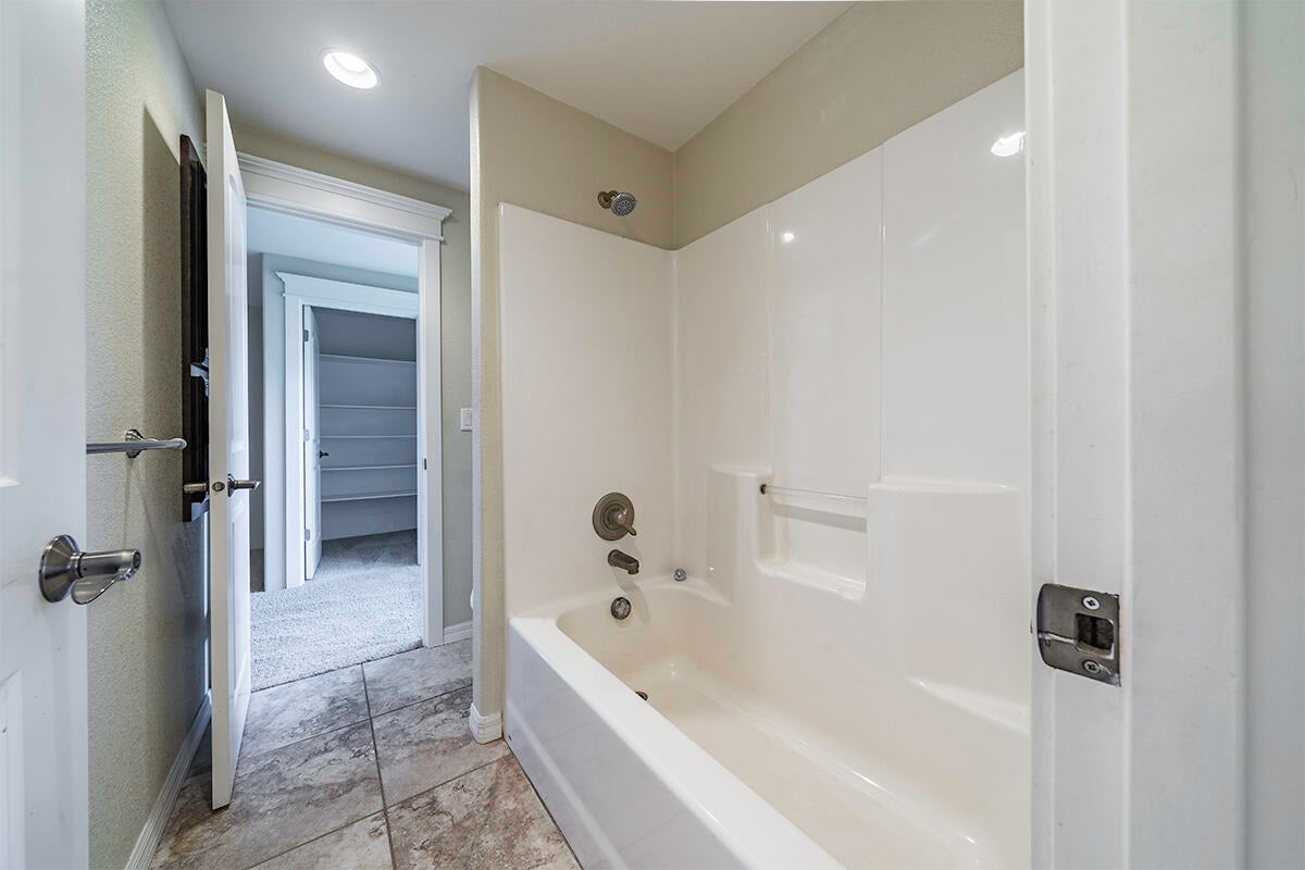 4201 Falcon Ridge Terrace Medford, OR 97504 - Photo 31 of 44 Jack & Jill Bathroom
