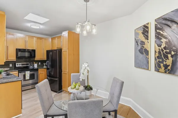 $948,000 | 107 El Camino Real, Unit 302, Burlingame, CA 94010