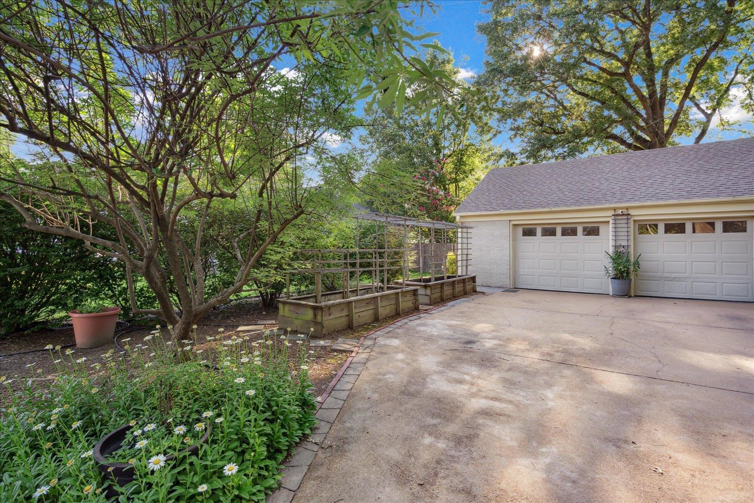 964 Ivy Road Memphis, TN 38117 - Photo 5 of 33 a view of outdoor space and yard