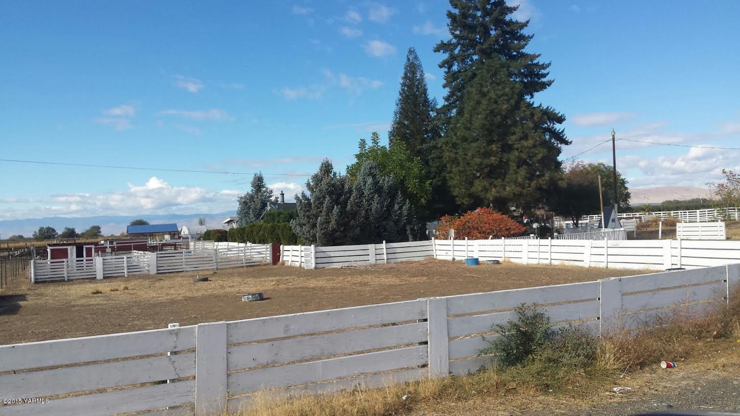 5490 Lateral A Road Wapato, WA 98951 - Photo 11 of 11 a view of a yard and front of the house
