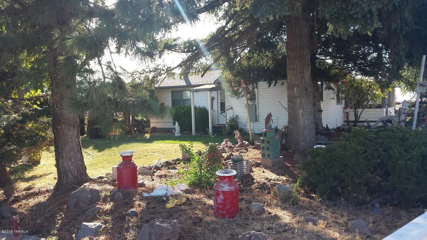5490 Lateral A Road Wapato, WA 98951 - Photo 3 of 11 a view of a backyard with garden