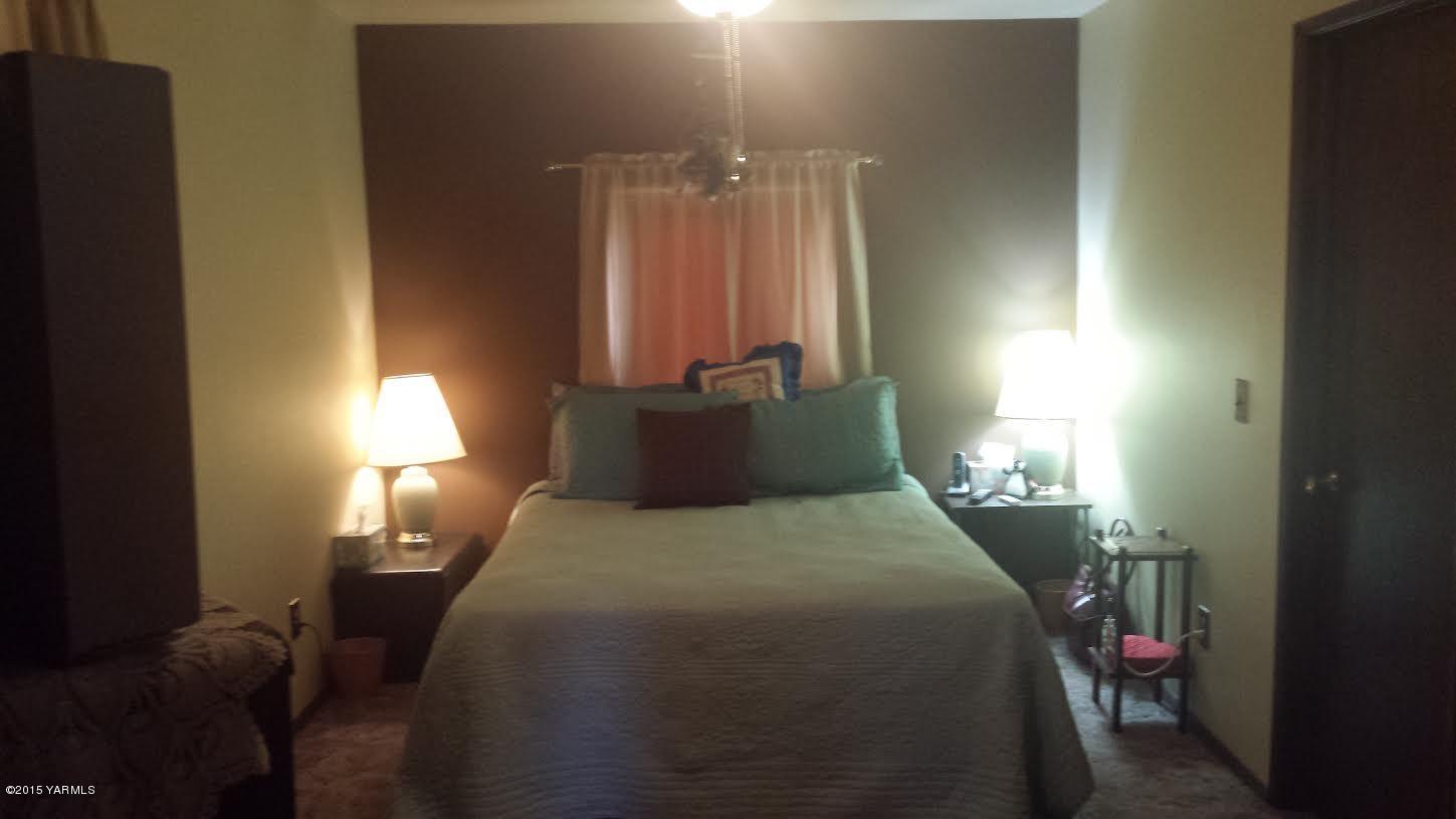 5490 Lateral A Road Wapato, WA 98951 - Photo 6 of 11 a bedroom with a bed and lamp with window