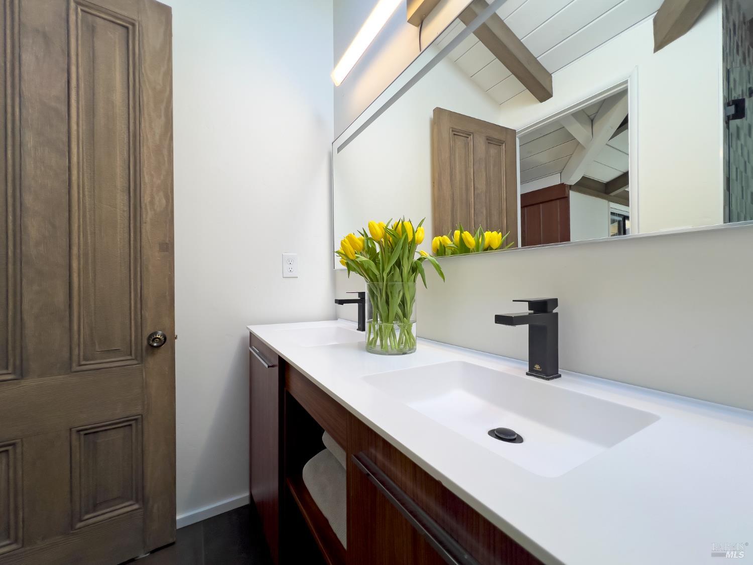 16620 Guernewood Road Guerneville, CA 95446 - Photo 26 of 66 Upstairs bath.