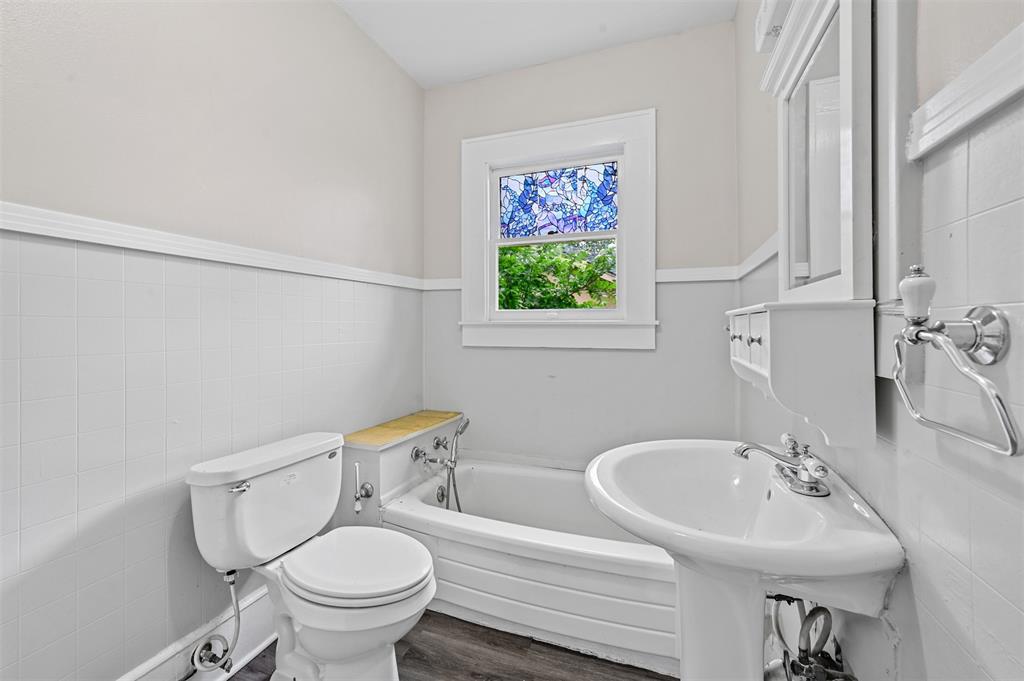520 Brooks Avenue Dallas, TX 75208 - Photo 11 of 22 a bathroom with a toilet sink and mirror