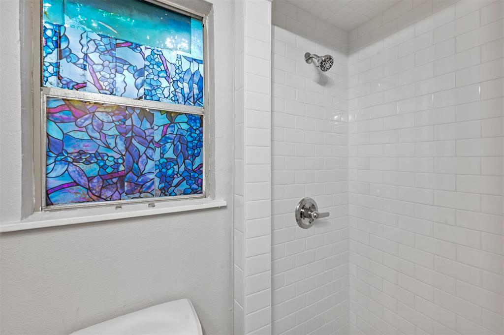 520 Brooks Avenue Dallas, TX 75208 - Photo 17 of 22 a bathroom with a painting on the wall and a shower