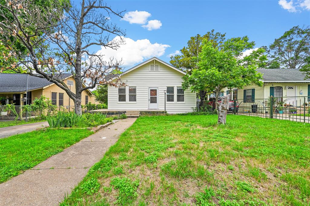 520 Brooks Avenue Dallas, TX 75208 - Photo 2 of 22 a front view of house with yard and green space