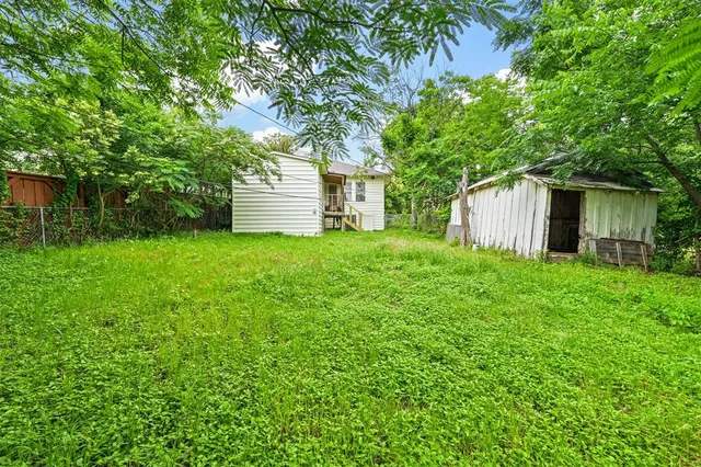 a view of a house with backyard and garden