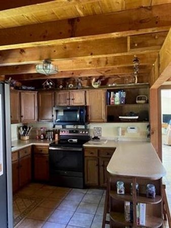 47 South Road Londonderry, NH 03053 - Photo 18 of 39 a kitchen with a stove and a refrigerator
