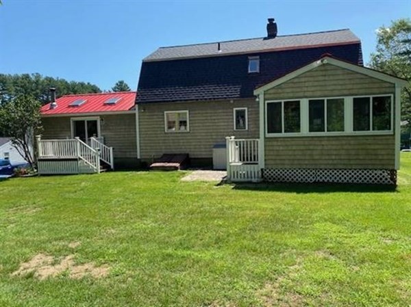 47 South Road Londonderry, NH 03053 - Photo 4 of 39 a front view of a house with a garden