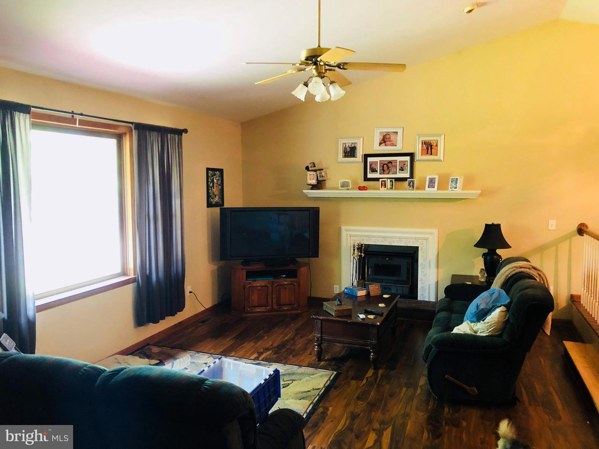 10233 Old Lawyers Road Rhoadesville, VA 22542 - Photo 6 of 20 Living Room