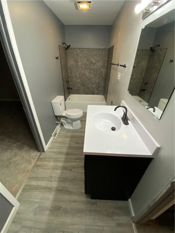2410 East Logan Street Decatur, IL 62526 - Photo 7 of 8 Full Bathroom