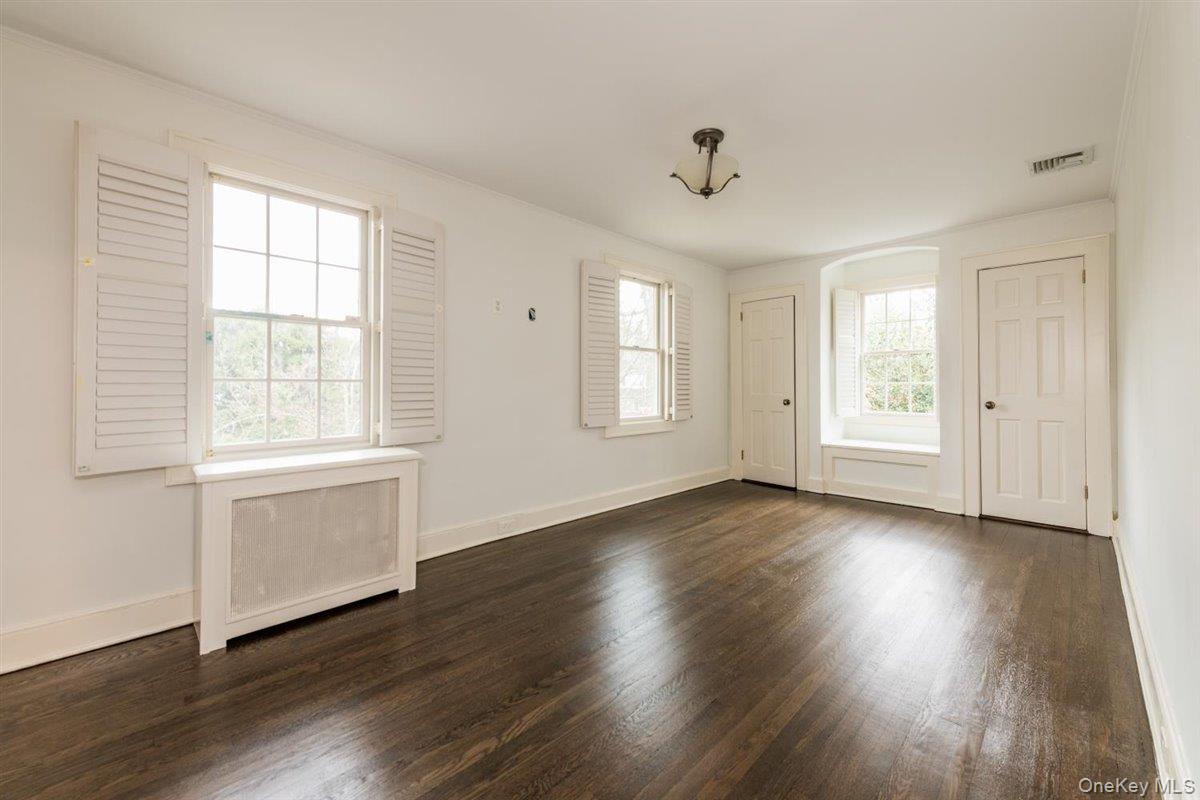 16 Lodge Road Great Neck, NY 11021 - Photo 5 of 24