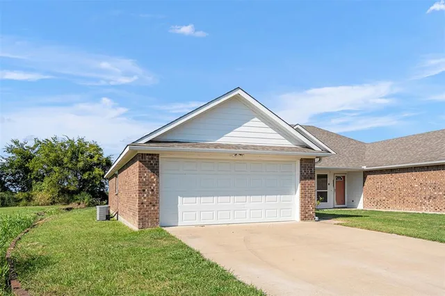 $1,450 | 410 Andrew Drive, Unit B, Mabank, TX 75147