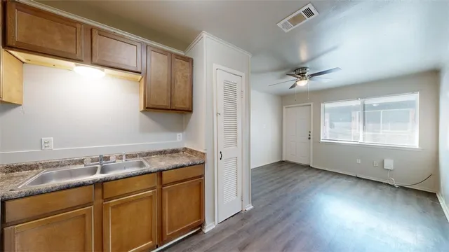 $760 | 204 Lynn Drive, Unit C, Bryan, TX 77801