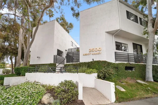 $1,049,999 | 2500 Abbot Kinney Boulevard, Unit 10, Venice, CA 90291
