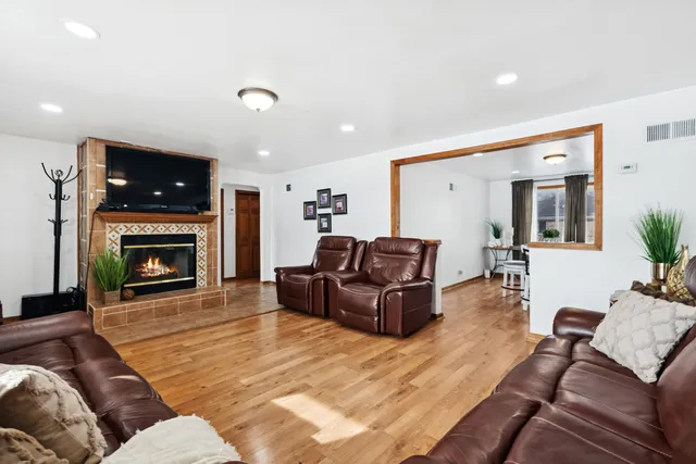 $269,900 | 3904 West 137th Street, Crestwood, IL 60418