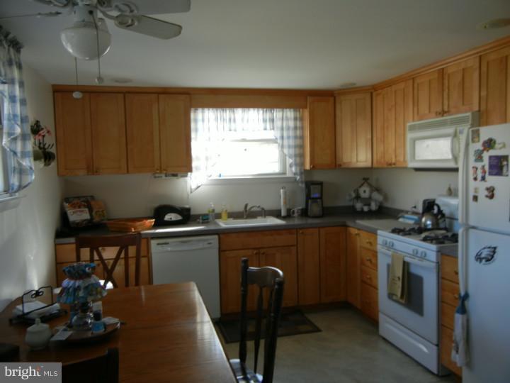 112 Somerset Road Glassboro, NJ 08028 - Photo 4 of 11 Kitchen
