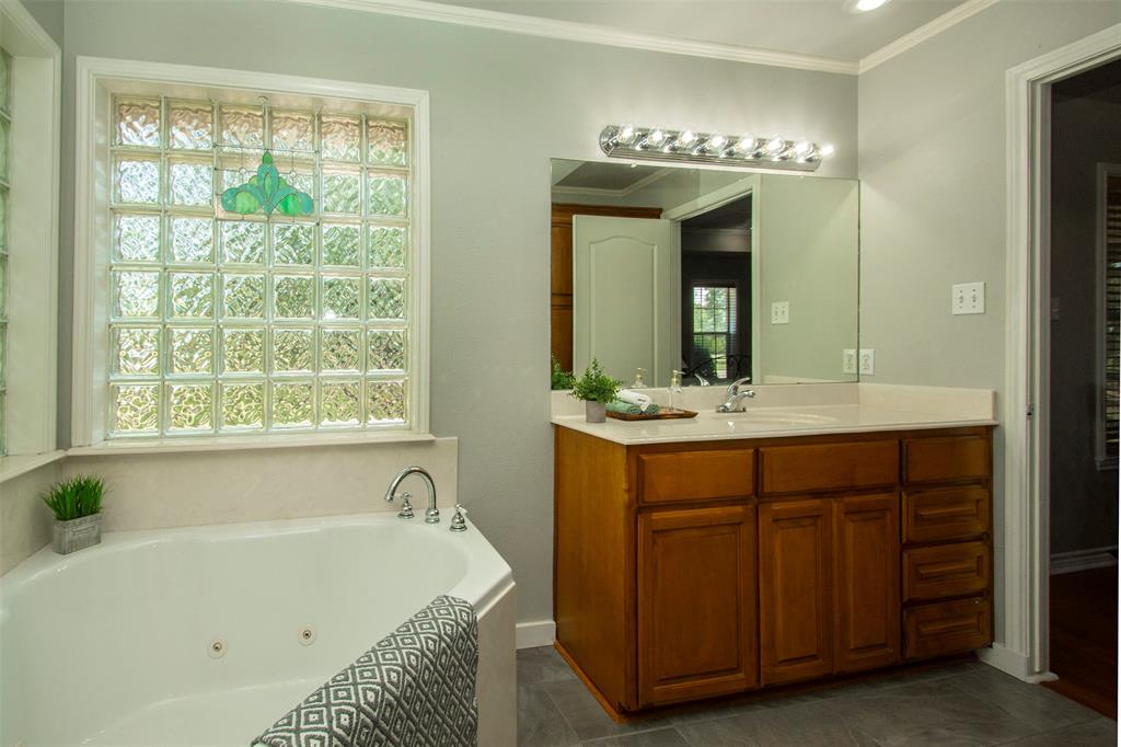 100 Durning Road Van Alstyne, TX 75495 - Photo 19 of 28 Primary Bath with jetted tub