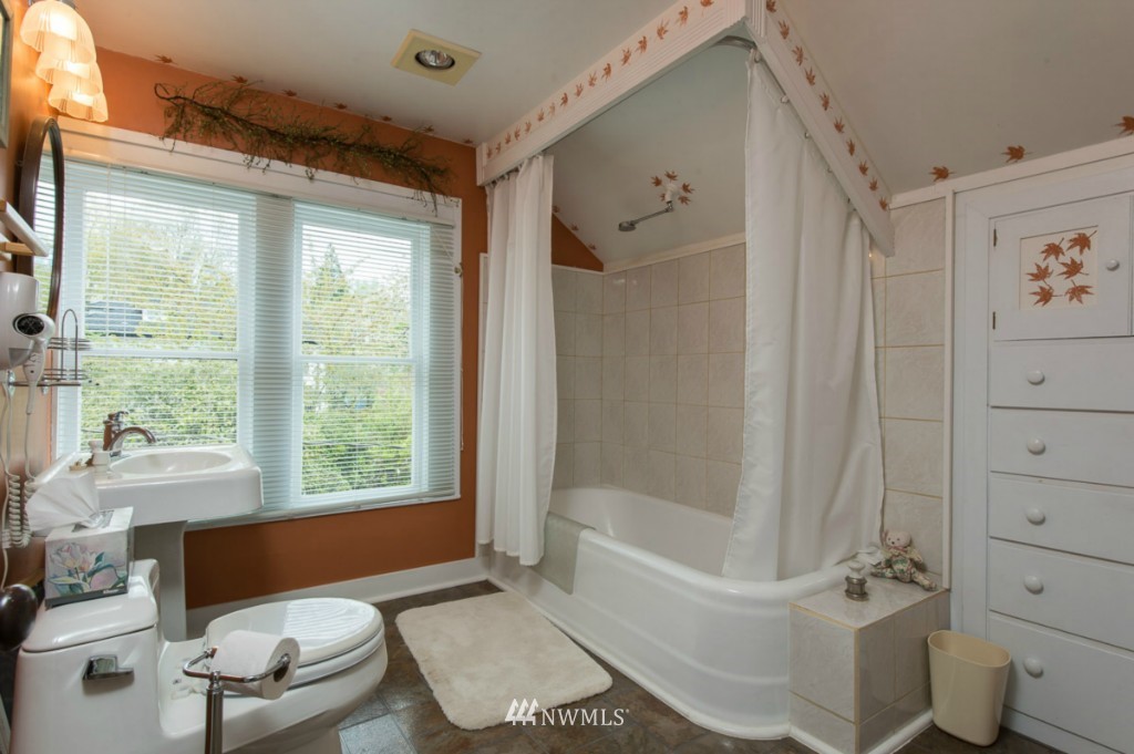 18624 Beall Road Southwest Vashon, WA 98070 - Photo 14 of 25 a bathroom with a tub toilet and sink