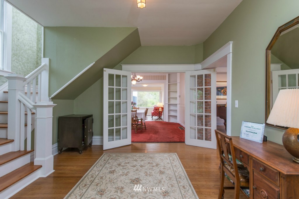 18624 Beall Road Southwest Vashon, WA 98070 - Photo 5 of 25 a workspace with furniture window and wooden floor