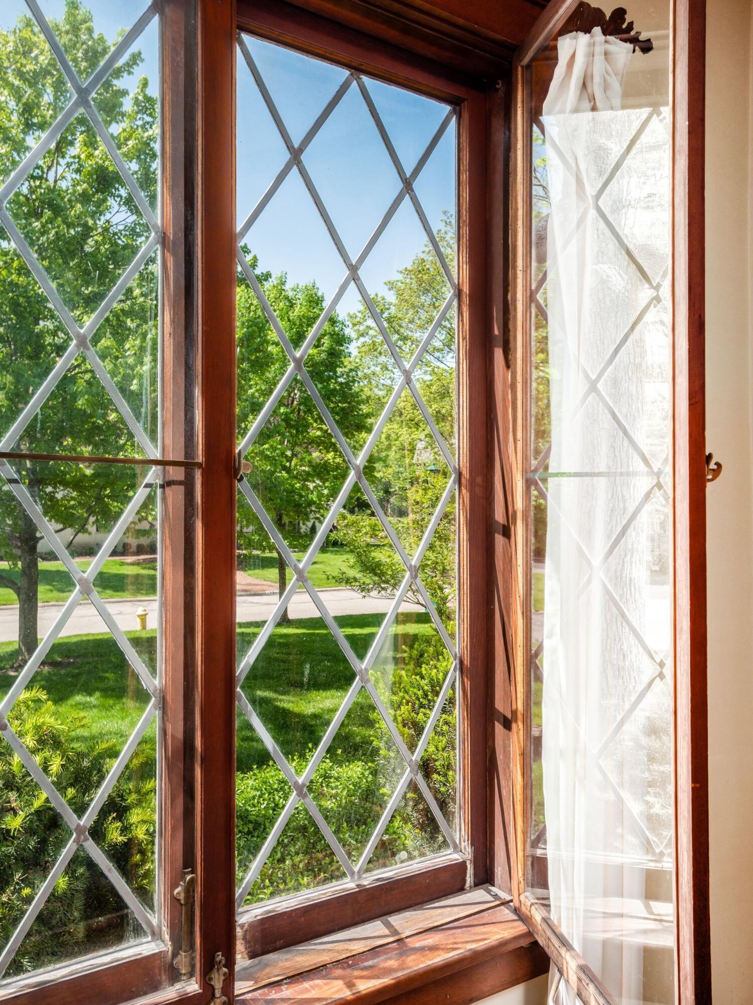 1974 Chatfield Road Columbus, OH 43221 - Photo 7 of 48 Operable leaded glass windows