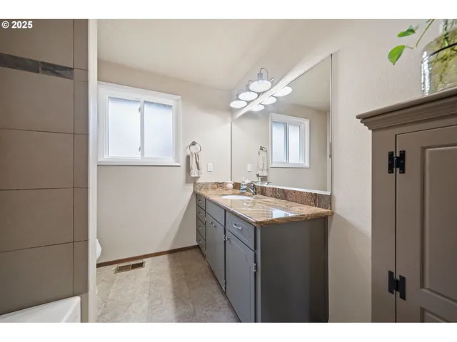 $589,000 | 17125 Southeast Shadow Court, Milwaukie, OR 97267