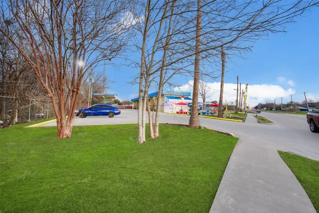 a view of a parking area