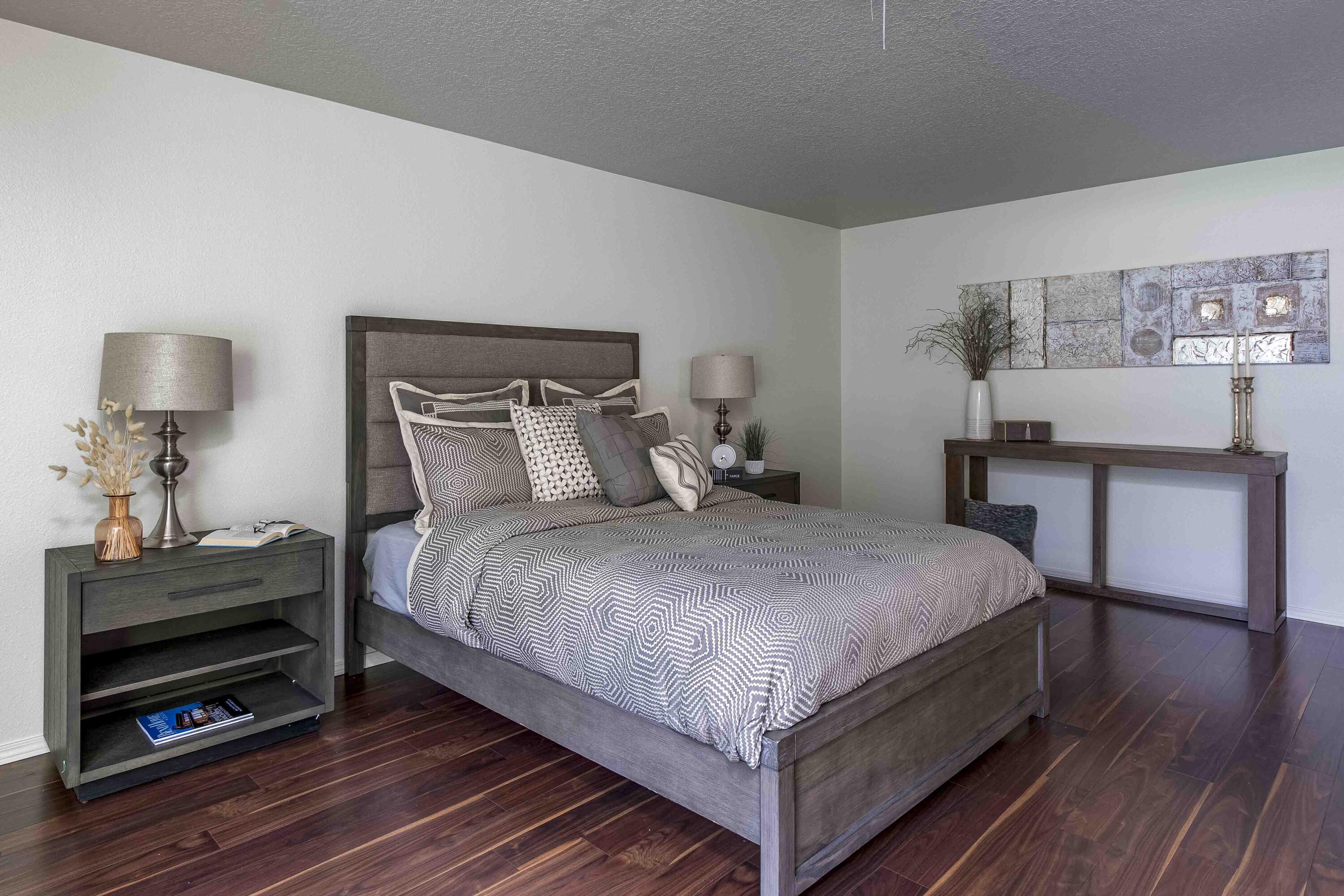 20410 Mainline Road Bend, OR 97702 - Photo 10 of 33 Large master bedroom with walk in closet