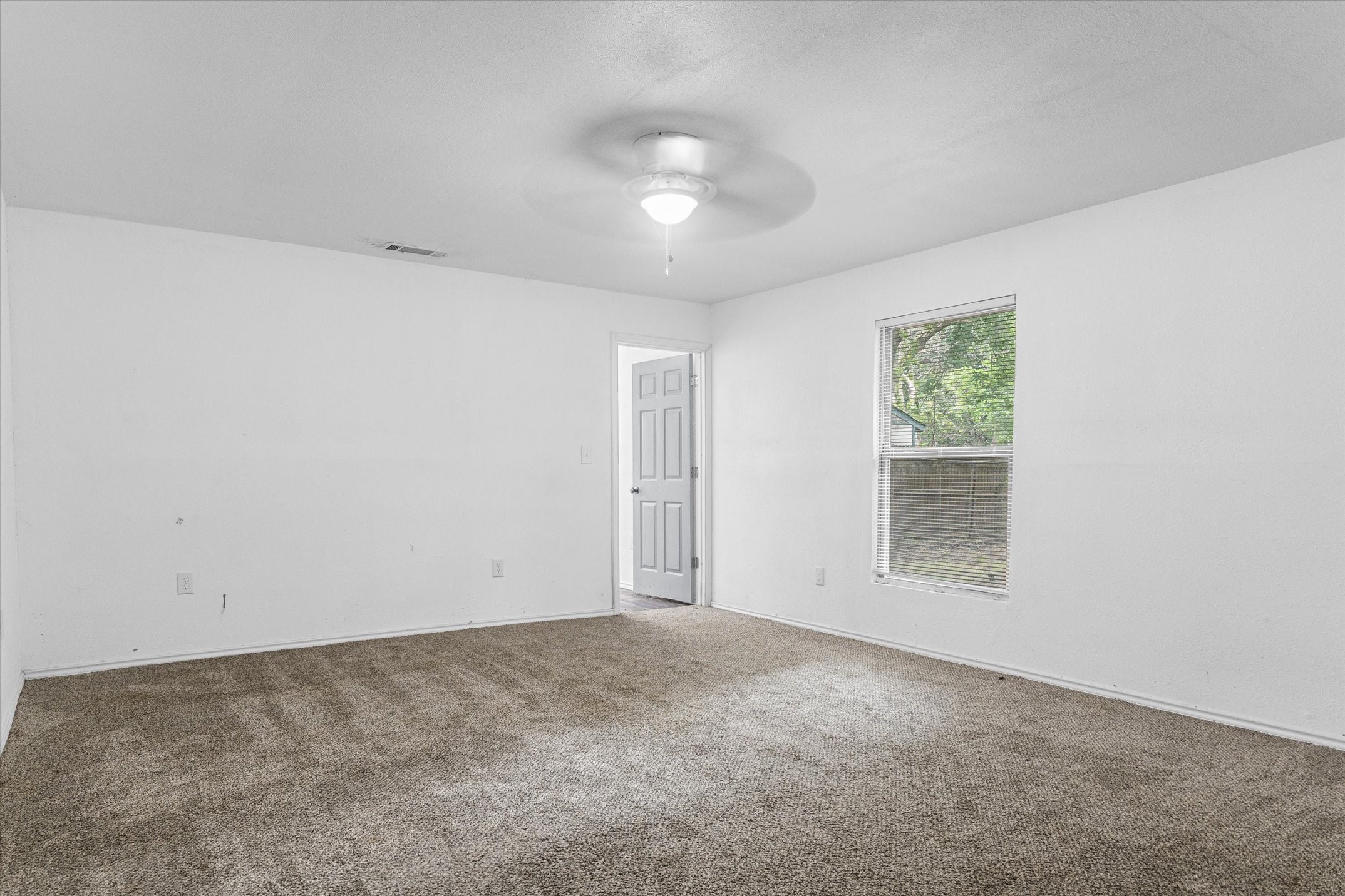 410 Pleasure Land Road Gun Barrel City, TX 75156 - Photo 22 of 33 an empty room with windows and closet