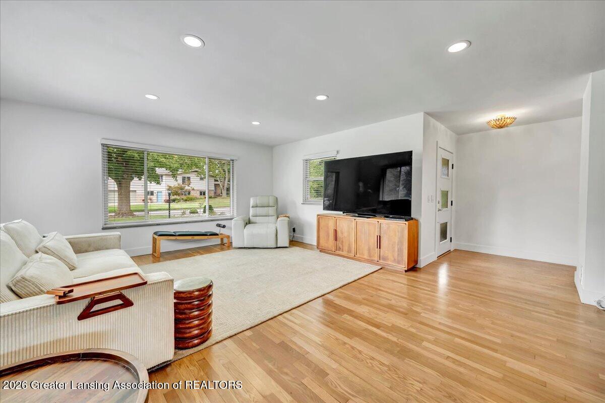 1533 Cambridge Road Lansing, MI 48911 - Photo 3 of 36 03-DSC01046