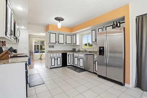 $324,900 | 5122 Woodridge Drive, Newburgh, IN 47630