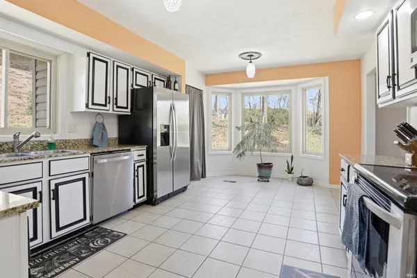 $324,900 | 5122 Woodridge Drive, Newburgh, IN 47630