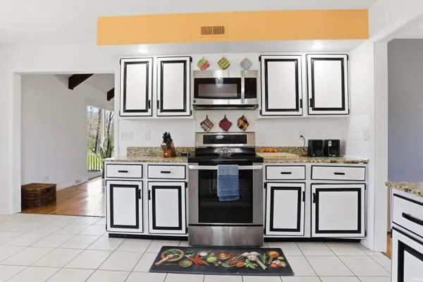 $324,900 | 5122 Woodridge Drive, Newburgh, IN 47630