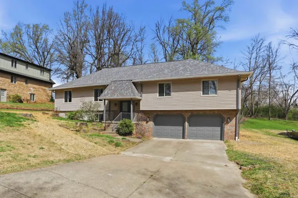 $324,900 | 5122 Woodridge Drive, Newburgh, IN 47630