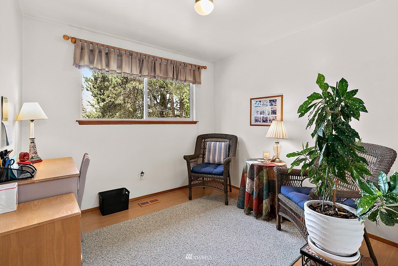 509 Roe Street Steilacoom, WA 98388 - Photo 21 of 40 a living room with furniture and a potted plant