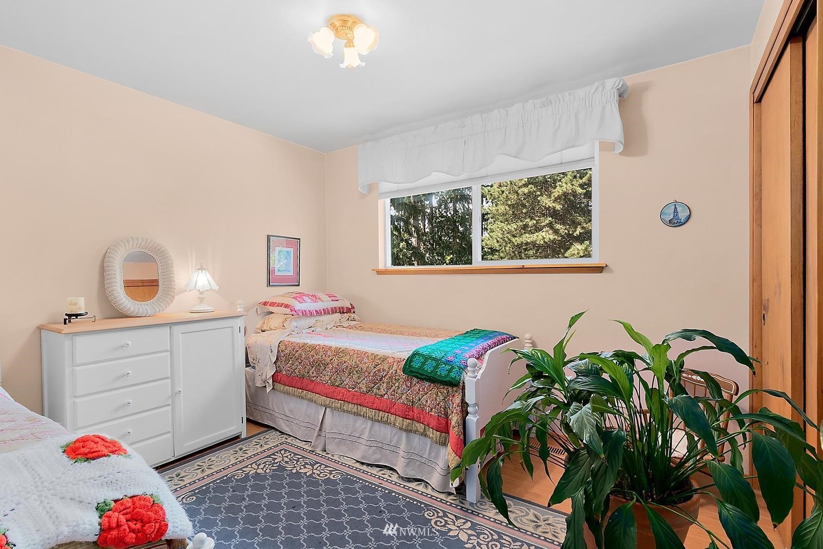 509 Roe Street Steilacoom, WA 98388 - Photo 23 of 40 a room with a bed and a dresser