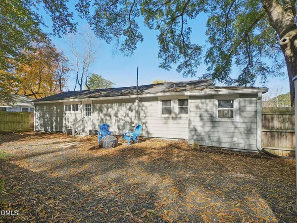 a view of a house with backyard