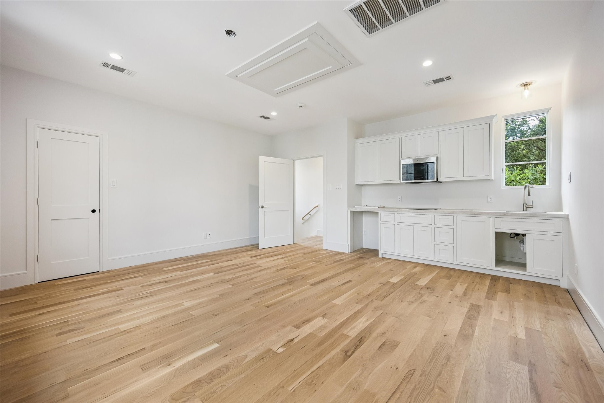 6011 Stones Throw Road Houston, TX 77057 - Photo 21 of 23 Garage apartment – features a convenient kitchenette, ideal for guests or additional living space.