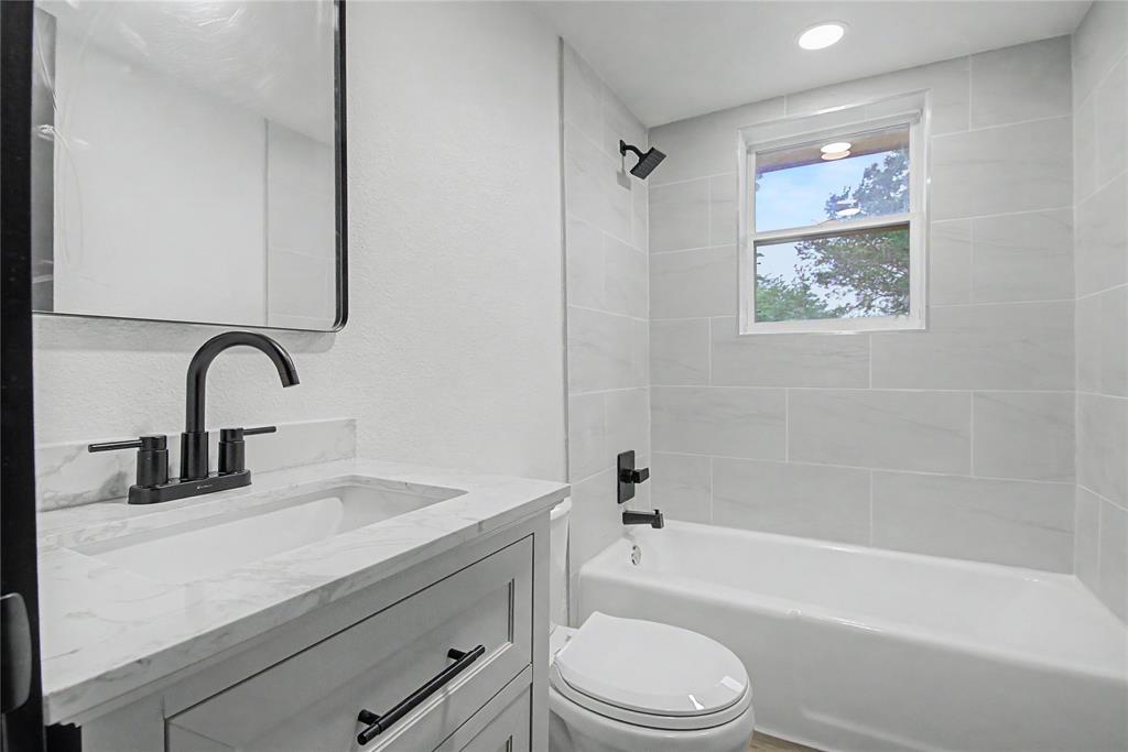 502 Rogers Way Rockwall, TX 75087 - Photo 10 of 23 a bathroom with a sink a toilet and bathtub