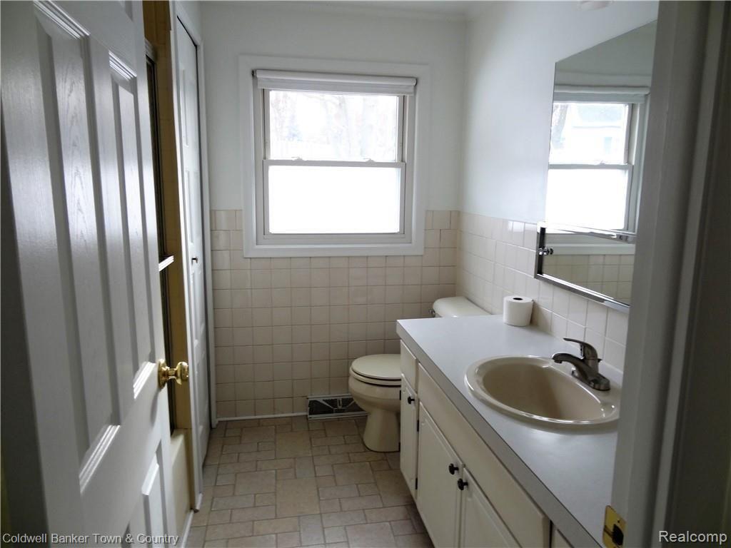 4651 Maybee Road Clarkston, MI 48348 - Photo 19 of 45 Shared full bath.