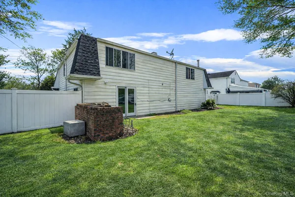 $769,000 | 22 Meyer Lane, Medford, NY 11763