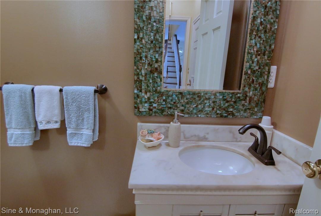 245 Vendome Road Grosse Pointe, MI 48236 - Photo 16 of 42 17-Half Bath.jpg