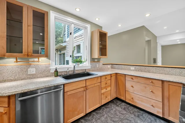 $784,000 | 1 Alcima Drive, Simsbury, CT 06070