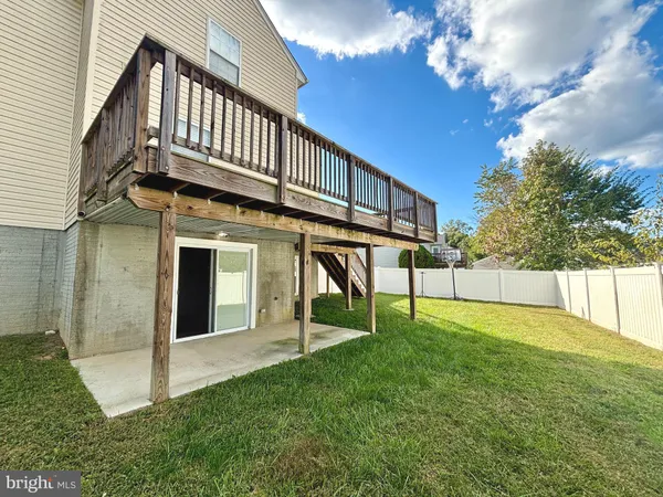 a view of an house with backyard and deck