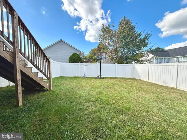 a view of an house with backyard and deck