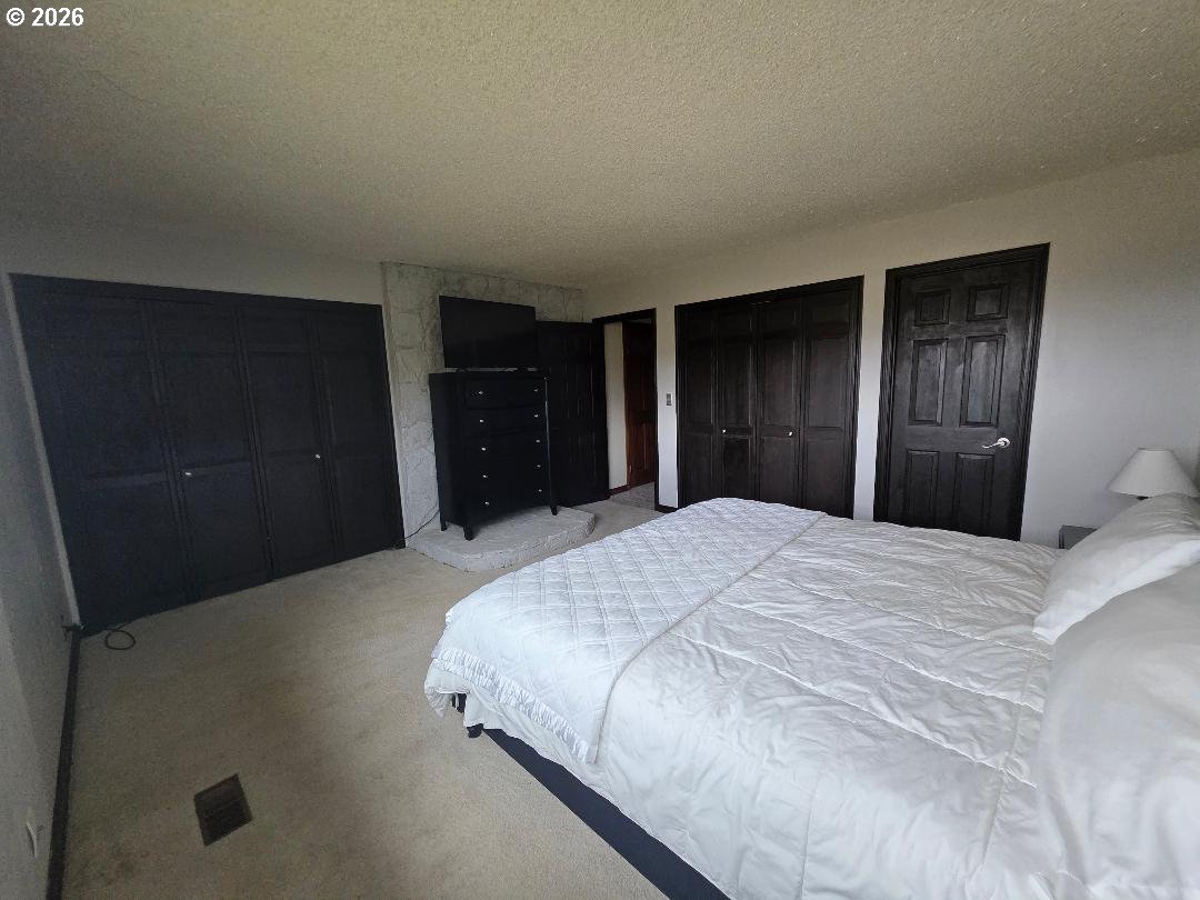 78902 Walters Road Maupin, OR 97037 - Photo 21 of 47 a bedroom with a bed and a dresser