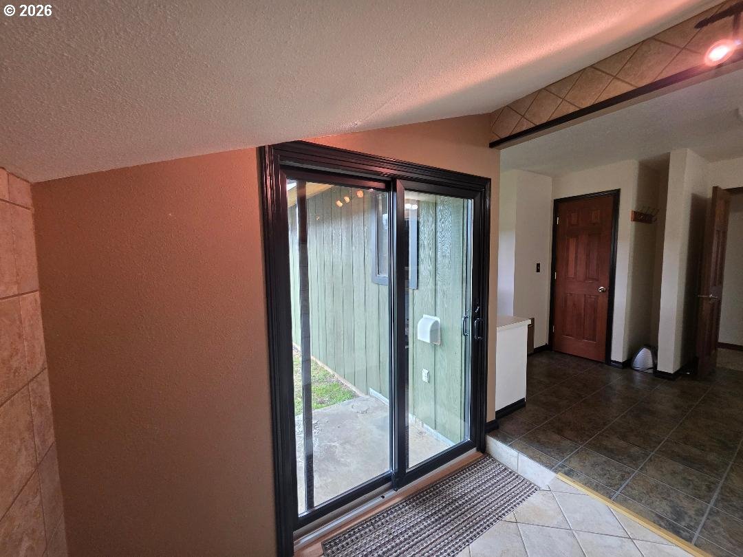 78902 Walters Road Maupin, OR 97037 - Photo 28 of 47 a view of a hallway