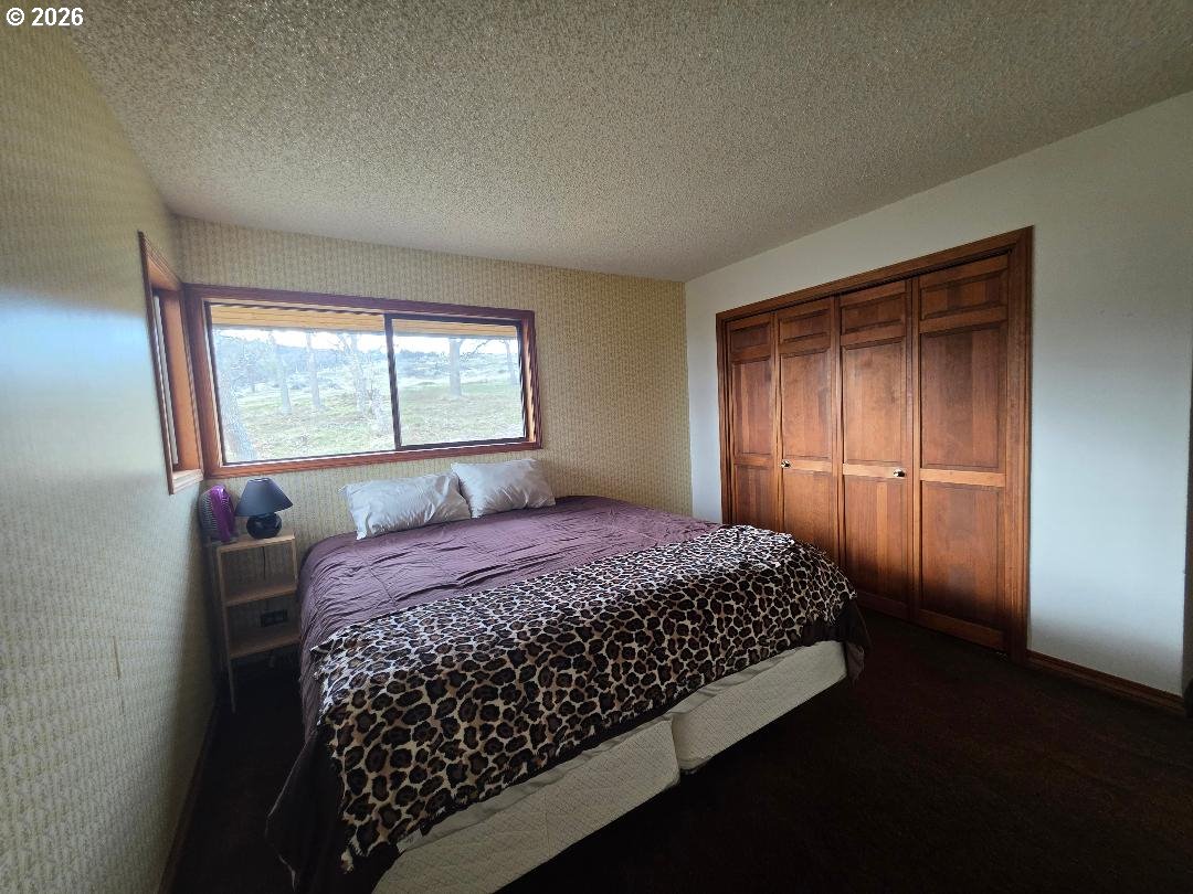 78902 Walters Road Maupin, OR 97037 - Photo 29 of 47 a bedroom with a bed and a window