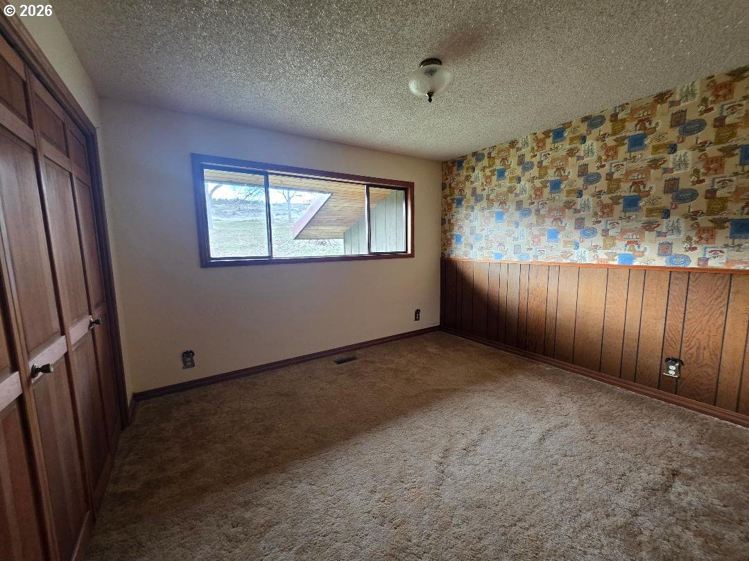 78902 Walters Road Maupin, OR 97037 - Photo 32 of 47 an empty room with windows